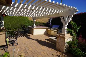 a patio with a white pergola and a grill at Spacious 3 bedrooms 1 bath Jacuzzi BBQ SINGLE HOUSE in Agoura Hills