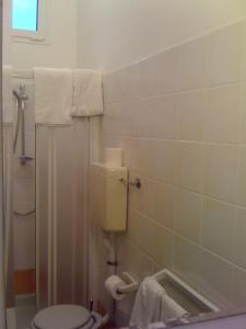 a bathroom with a toilet and a bath tub at Hotel Villa Bianca in Laigueglia