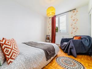 a bedroom with a bed and a window at Superbe appartement centre Montluçon, proche hôpital in Montluçon