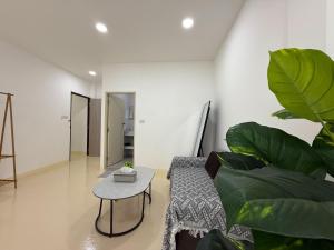 a living room with a couch and a table at S hostel 302 sukhumvit48 near Phrakanong BTS in Amphoe Phra Khanong