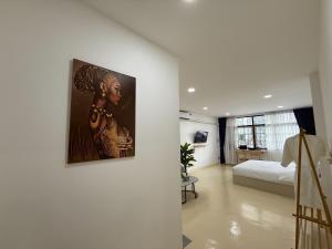 a bedroom with a painting hanging on a wall at S hostel 302 sukhumvit48 near Phrakanong BTS in Amphoe Phra Khanong