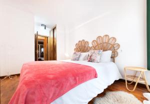 a bedroom with a large bed with a red blanket at Apartamentos El Escudo Centro in Ribadesella
