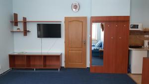 a room with a living room with a tv and a door at Ala ubytovani in Josefŭv Dŭl