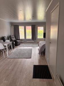 a living room with a bed and a table at Koivukuja in Köyliö