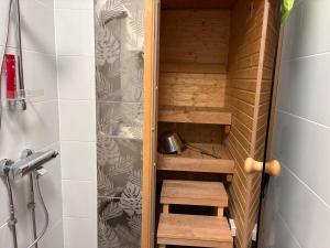 a small shower room with wooden stairs in a bathroom at Koivukuja in Köyliö
