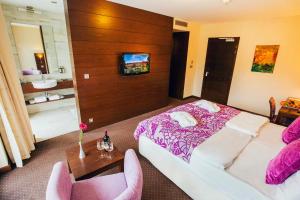 Tempat tidur dalam kamar di Hotel Zochova Chata - Adult friendly