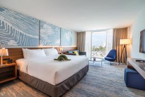 Postel nebo postele na pokoji v ubytování B Ocean Resort Fort Lauderdale Beach