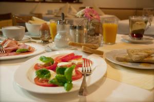 uma mesa com pratos de comida numa mesa em Stadthotel Erding em Erding