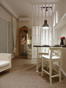 ein Esszimmer mit einem Tisch und weißen Stühlen in der Unterkunft Vend Inn in Budapest