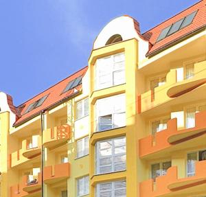 ヴロツワフにあるTahitiの赤い屋根の大きな黄色の建物