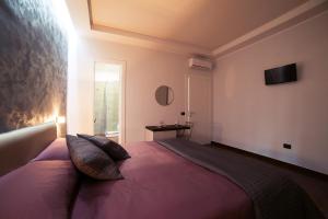 サレルノにあるGlam Houseのベッドルーム(大きな紫色のベッド1台、窓付)
