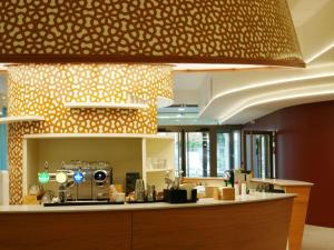 a kitchen with aasteryasteryasteryasteryasteryasteryasteryasteryasteryasteryasteryastery at Mercure Vichy in Vichy