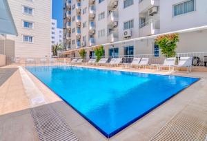 una piscina nel mezzo di un edificio di Kleopatra Melissa Hotel a Alanya