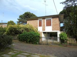 a brick house with a fence in front of it at Viletta Pioppi in Lido delle Nazioni