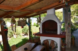 un horno de leña para pizzas en un jardín en Къща под наем PETROVA en Cherven