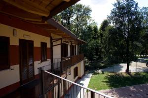 zewnętrzny widok na budynek z balkonem w obiekcie Cascina Govean w mieście Alpignano +2 zdjęcia