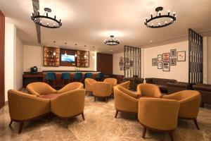 a waiting area with chairs and a waiting room at Best Western Plus Phagwara in Phagwāra