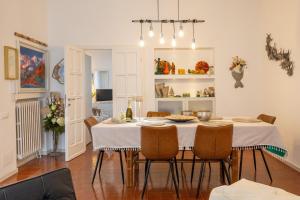 a dining room with a table and chairs at Villa Atusca - Castiglioncello in Castiglioncello