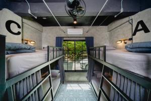 ein Zimmer mit zwei Etagenbetten und einem Fenster in der Unterkunft MEE DEE Hostel in Ao Nang Beach