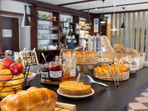 a bakery with bread and other foods on a counter at ibis Carcassonne Est la Cité in Carcassonne