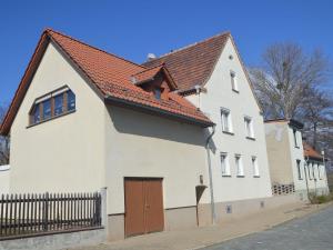 a white building with a red roof at Ferienwohnung Selkeblick in Falkenstein
