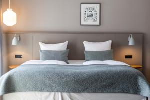 En eller flere senge i et værelse på Hotel Odeon