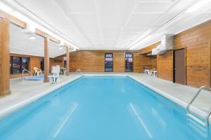 Bazén v ubytování Super 8 by Wyndham Watertown nebo v jeho okolí
