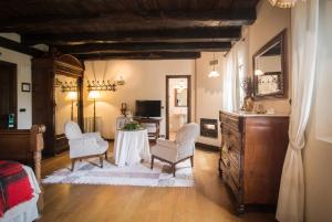 1 dormitorio con mesa y sillas en una habitación en Caserio Iruaritz, en Amurrio
