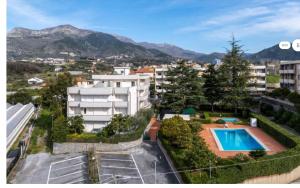 an aerial view of a building with a swimming pool at Rifugio del Mare con piscina e palestra in Loano