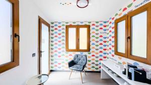 a room with a desk and a chair in it at Terre Marine Rooms in Riomaggiore