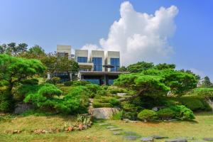ein Haus inmitten eines Gartens in der Unterkunft daebudo seonjae 465 in Incheon