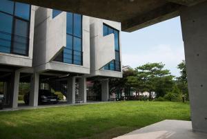 ein großes Gebäude mit einer Rasenfläche davor in der Unterkunft daebudo seonjae 465 in Incheon