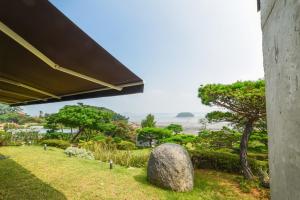 Blick auf den Ozean von einem Haus in der Unterkunft daebudo seonjae 465 in Incheon