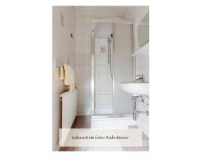 a bathroom with a sink and a shower at Ferienhaus Alpenblick, ganzes Ferienhaus, 5 Zi, 4 Bäder, gratis Parkplatz, Sonnenterrasse in Heiligenblut +34 photos