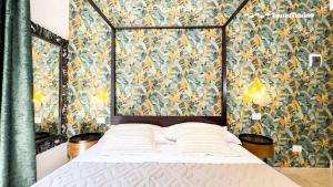 a bedroom with a bed with a floral wallpaper at Terre Marine Rooms in Riomaggiore
