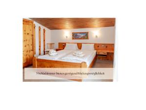 a bedroom in a villa with a bed at Ferienhaus Alpenblick, ganzes Ferienhaus, 5 Zi, 4 Bäder, gratis Parkplatz, Sonnenterrasse in Heiligenblut