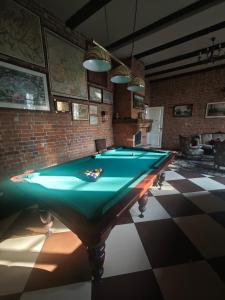 a room with a pool table in a room at Akmenių Dvaras in Akmeniai