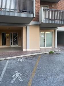an empty parking lot in front of a building at La Casa di PAT in Campobasso