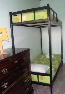 Dviaukštė lova arba lovos apgyvendinimo įstaigoje Quarto Masculino Compartilhado em Santa Teresa
