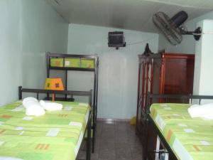 Våningssäng eller våningssängar i ett rum på Quarto Masculino Compartilhado em Santa Teresa