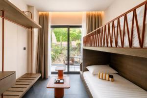 ein Zimmer mit einem Etagenbett und einer Treppe in der Unterkunft Valmar Corfu in Agios Ioannis Peristerion + 83 Fotos