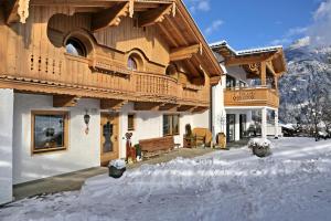 Galeriebild der Unterkunft Landhaus & Apartment Taxach in Ried im Zillertal