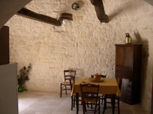 a dining room with a table and chairs at B&B Masseria Nardelli in Locorotondo