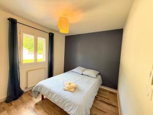 a small bedroom with a bed and a window at Le Cocon de Vabre, maison calme in Onet le Château
