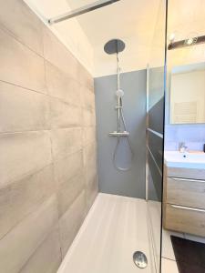 a bathroom with a shower and a sink at Le Cocon de Vabre, maison calme in Onet le Château +25 photos
