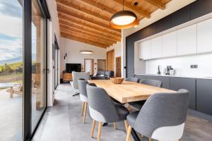a kitchen and dining room with a wooden table and chairs at Casa Al Mare in Canto da Areia