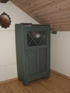 a wooden door in a room with a ceiling at Båtstadsberget Höljes in Höljes