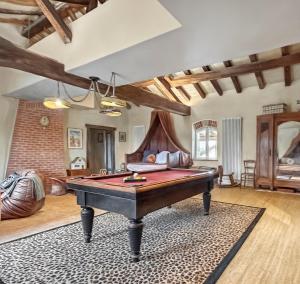 a living room with a pool table in it at La Ferme du Domaine de Bassol – Piscine & Billard in Mézériat