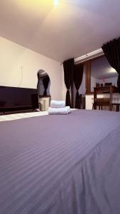 a bed with two towels on top of it at CASA Don Lucio in Craiova