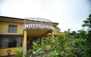 a hotel with a sign on top of it at Hotel Lilian in Puerto Iguazú